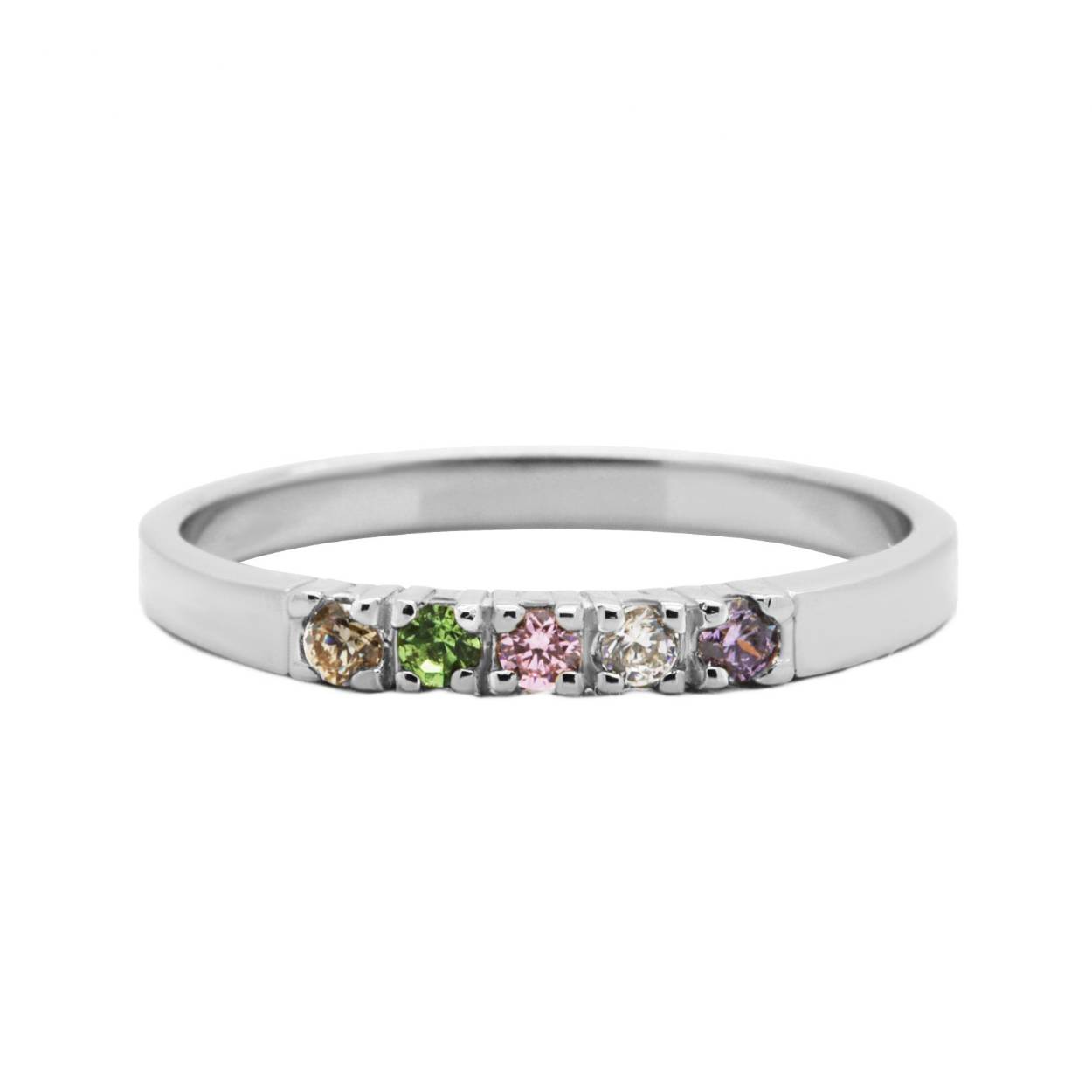 Dit is onze zirconia colourd ring. De ring heeft 5 zirconia steentjes en is 2MM breed. Onze sieraden zijn verkrijgbaar in 925 sterling zilver of met een 14K gouden plating.
