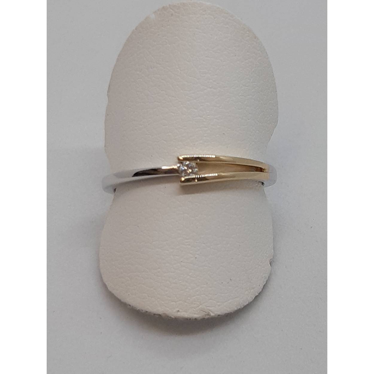 Deze BREA-0002685 ring is een schitterend design gemaakt van 14-karaat bicolor goud. De ring bevat een enkele ronde SI1 pure H-kleur diamanten van 0,028 crt. Perfect voor een elegante look. Draag hem solo of combineer met andere sieraden voor een verfijnde stijl. Ideaal voor speciale gelegenheden of dagelijks gebruik. Maat 54.