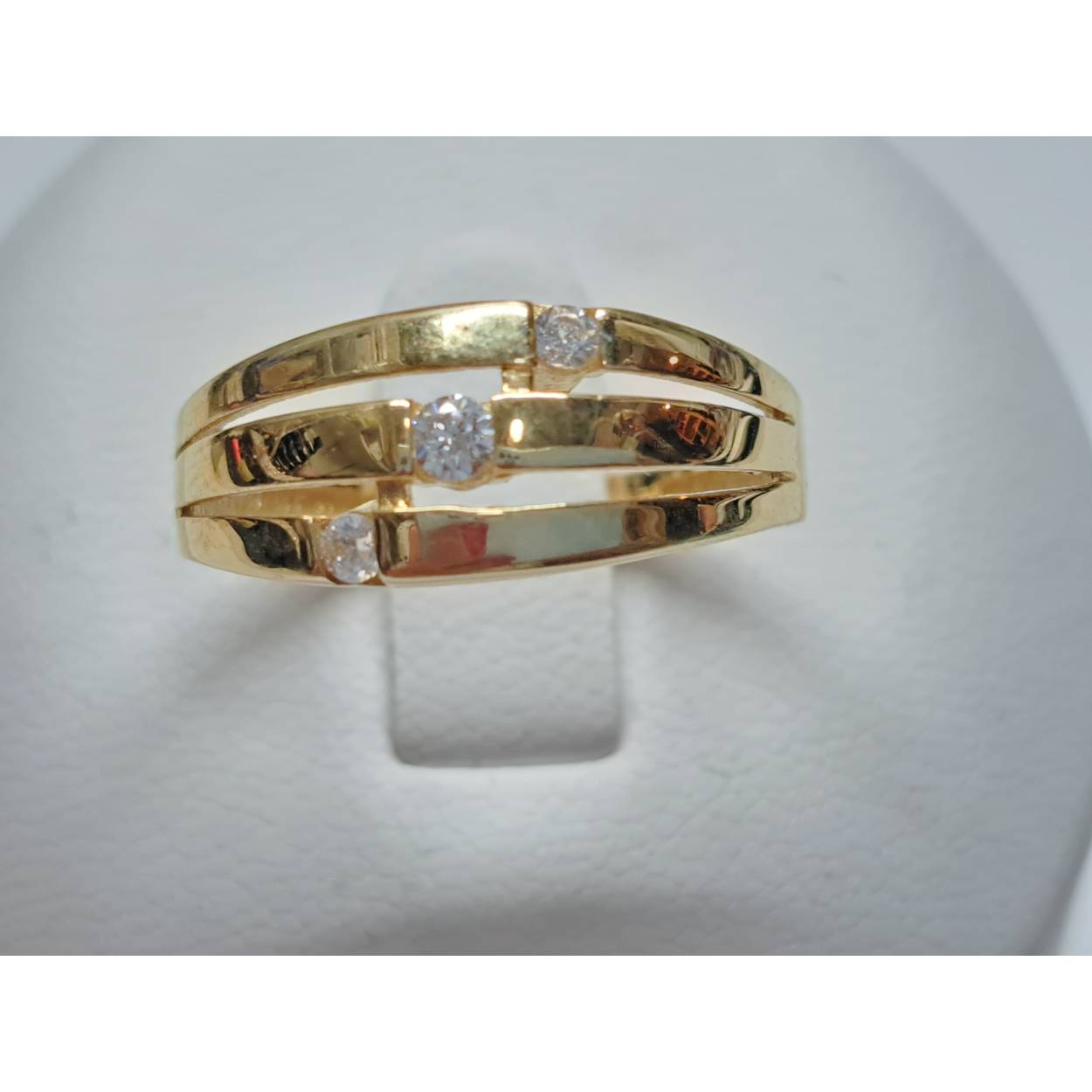 14 Karaat geel gouden ring bezet met 3 briljant geslepen zirkonia.