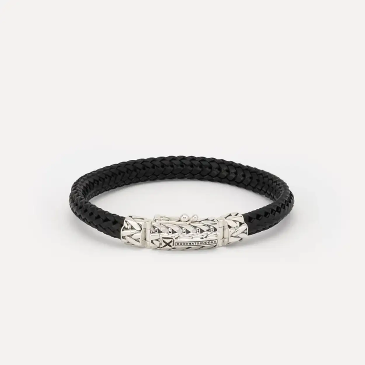 Ontdek de evolutie van deze vernieuwende leren armband, een bewijs van puur vakmanschap. Dit uitzonderlijke sieraad combineert een nieuwe lederen weeftechniek geïnspireerd door onze iconische Nurul en Ellen designs. Ervaar de schoonheid van het rijke vlechtwerk, waarbij deze krachtige ontwerpen perfect in elkaar overgaan. Het slot is naadloos geïntegreerd in het ontwerp wat zorgt voor een krachtige samenhangende uitstraling. 
