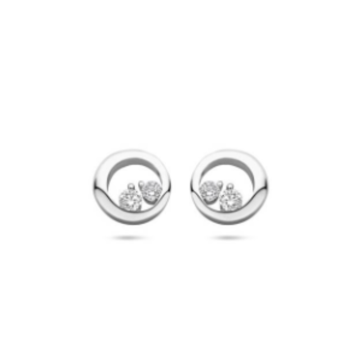 Deze prachtige oorknoppen zijn gemaakt van zirkonia en hebben een diameter van 7 mm. Ze zijn elegant en tijdloos, perfect voor dagelijks gebruik of speciale gelegenheden. Draag ze alleen voor een subtiele look of combineer ze met andere oorsieraden voor een trendy earparty. Deze oorknoppen zijn een must-have voor elke sieradencollectie!