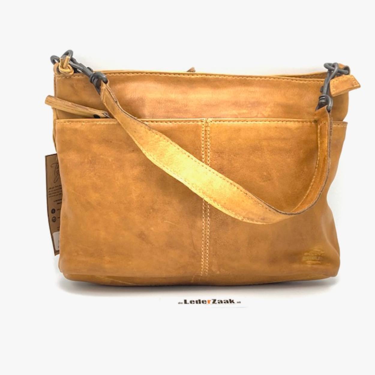 BearDesign schoudertas/buidel welke kort en lang kan worden gedragen. De lange riem van deze schoudertas is afneembaar en verstelbaar. De korte schouderriem is ook afneembaar.
De buitenkant van deze damestas is voorzien van ritsvakken zowel aan de voor-als achterzijde. Deze schoudertas is verder aan de binnenzijde uitgerust met een tussenvak. Binnenrits, 2 pennenvakken en een steekvak voor uw mobiele telefoon.

Afmetingen:
Hoogte 22cm x breed 29cm x diep 9cm