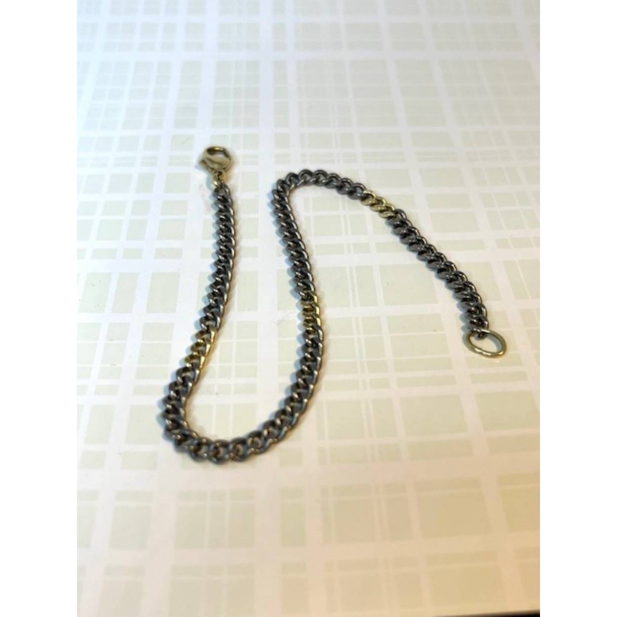 Mooie vintage armband in twee kleuren. Dit armband heeft een draaglengte van 20 centimeter en is gemaakt van 14 karaat goud/rhodium.