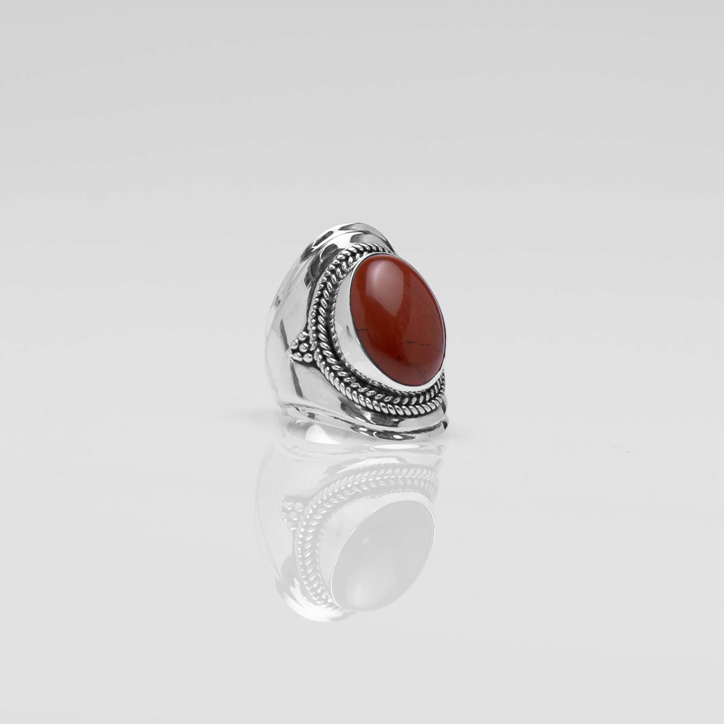Deze Ymala ring is met veel passie ontworpen door Bas Verdonk en vervaardigd op Bali. De handgemaakte ring bestaat volledig uit 925 zilver met een gezette rode jaspis edelsteen. Deze edelsteen is rood van kleur.

 

Inspire your Mind!

 

Let op: edelstenen zijn uniek. Dit houdt in dat de kleuren kunnen afwijken van de foto.