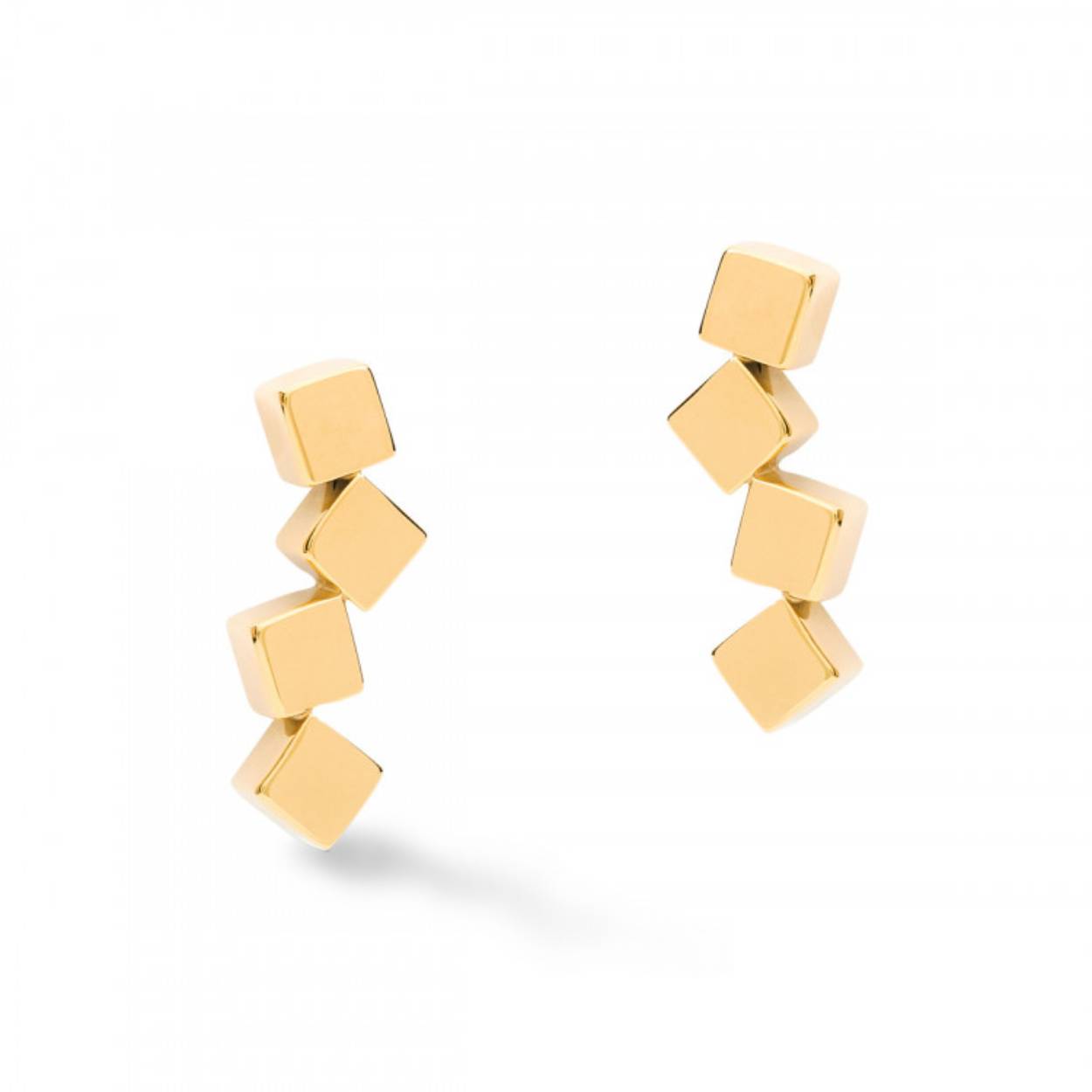 Oorstekers uit de collectie van Coeur de Lion model 'dancing geocube' uitgevoerd in edelstaal met een degelijke geelgouden vergulding.