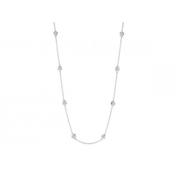 Dit is een collier van Moments (model: 6126AW). Het collier is van gerhodineerd zilver en is voorzien van grote zirkonia's in zilveren zettingen en heeft een lengte van 45 cm.