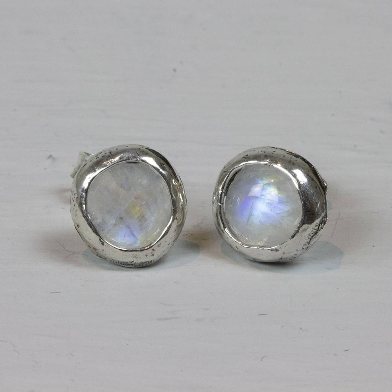 Oorknop gemaakt van 925 sterling zilver. Hierdoor blijft het zilver kleurvast. In de de oorbel zit de edelsteen: Maansteen is de steen van de hoop. De steen staat voor intuïtie, gevoel, liefde en vruchtbaarheid. 