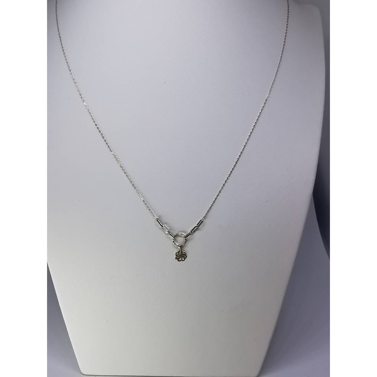 14 karaat geel gouden fijne schakel collier met in het midden twee cm lange schakels met daartussen een opengewerkte cirkel met hanger in de vorm van een bloem.

0.97 gram
43 - 45 cm lang (verstelbaar)