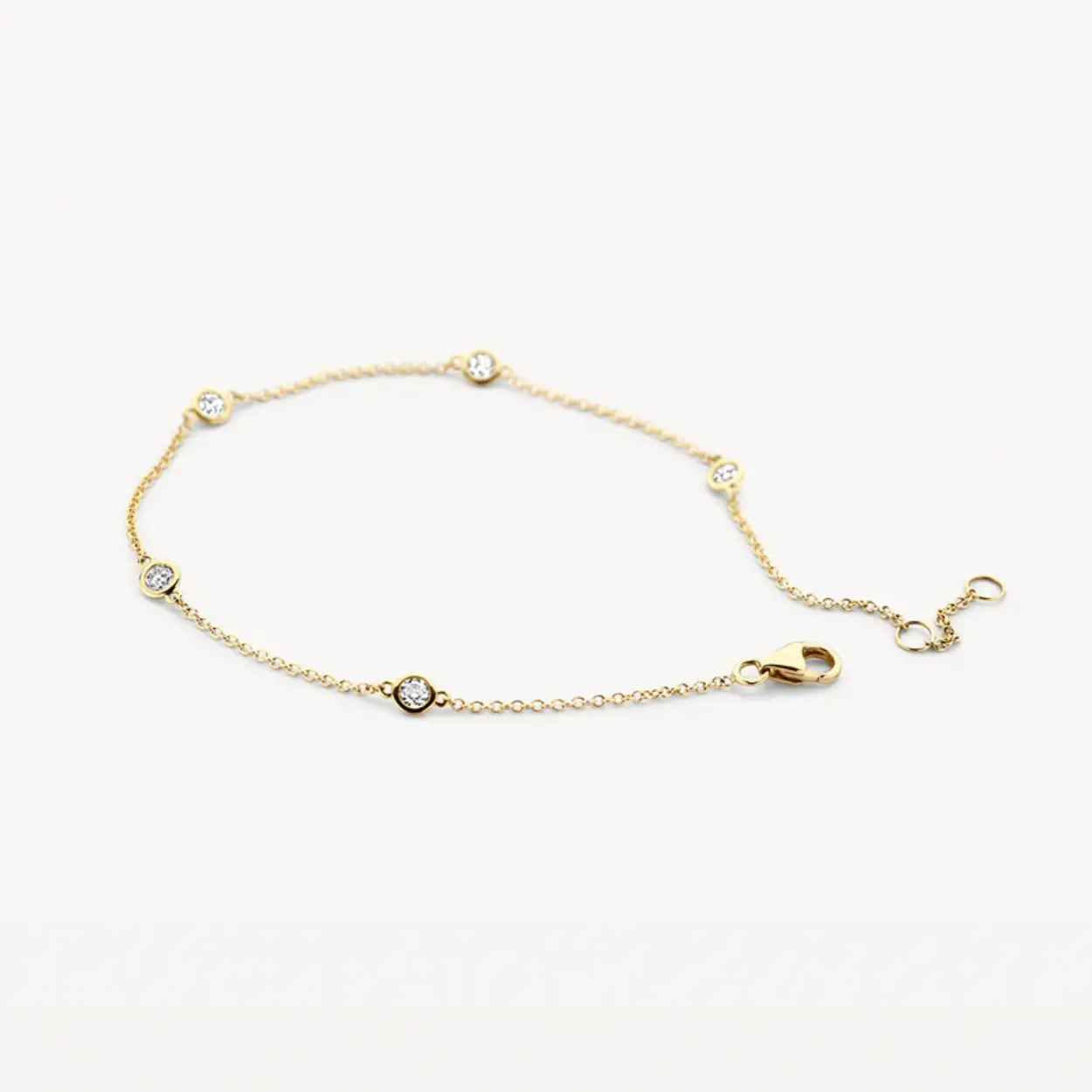 Glinsterende zirkonia in gladomzetting (3,4 mm) en 14k geelgoud maken van deze armband een geraffineerde blikvanger. De band is 18 cm lang en heeft een karabijnsluiting. Mooi op zichzelf of mix en match met andere armbanden uit onze collectie, bijvoorbeeld met collier 3172YZI.