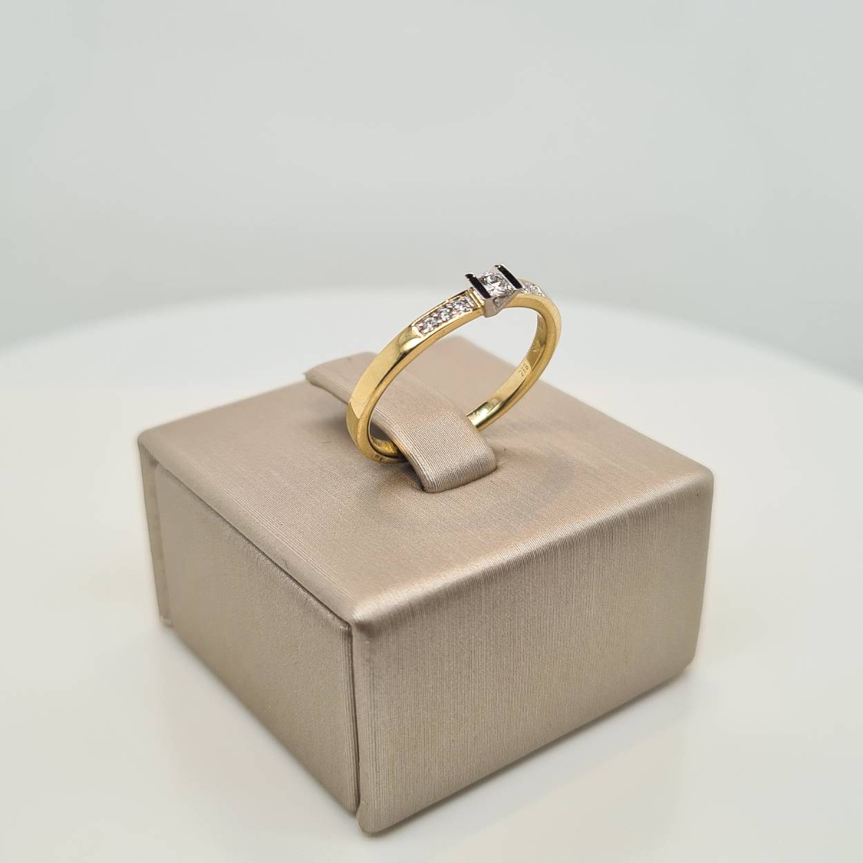 Prachtige 14 karaat gouden ring bezet met diamant, 0.085crt. 

De maat van de ring is 52 (16,5). Heeft u een andere maat, neem dan gerust contact met ons op. 