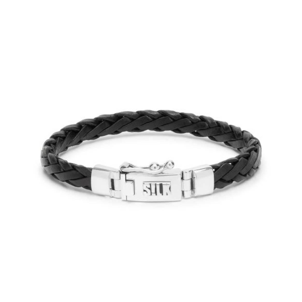 De 766BLK is een handgevlochten zwart leren armband van 8 mm breed, met een elegante zilveren sluiting. Verkrijgbaar in zwart en bruin leer, is deze armband met veel vakmanschap handmatig gelooid en gevlochten door onze ervaren SILK ambachtslieden, waardoor elk stuk uniek is. Dankzij het soepele leer valt de armband comfortabel om de pols en draagt deze prettig. De armband sluit met een stevig bakslot en biedt de mogelijkheid om een naam, geboortedatum, initialen of een symbool te graveren. Combineer deze leren armband met andere sieraden uit onze collectie voor een stijlvolle en veelzijdige look

Personaliseer deze armband door een gravure toe te voegen. Neem voor de mogelijkheden contact met ons op.