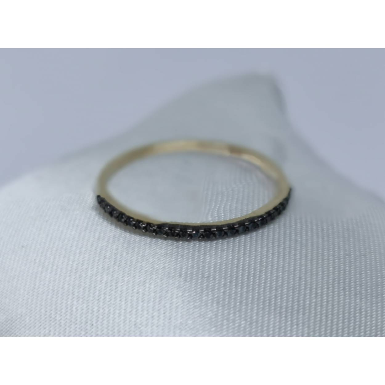14 Karaat geel gouden Alliance ring met zwarte zirkonia´s in gedeelde klauwzetting. 