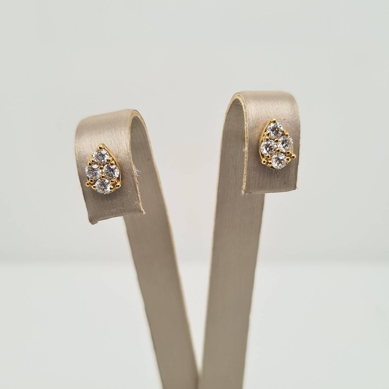 Prachtige 14 karaat gouden oorknoppen met diamant, 0.4crt. 