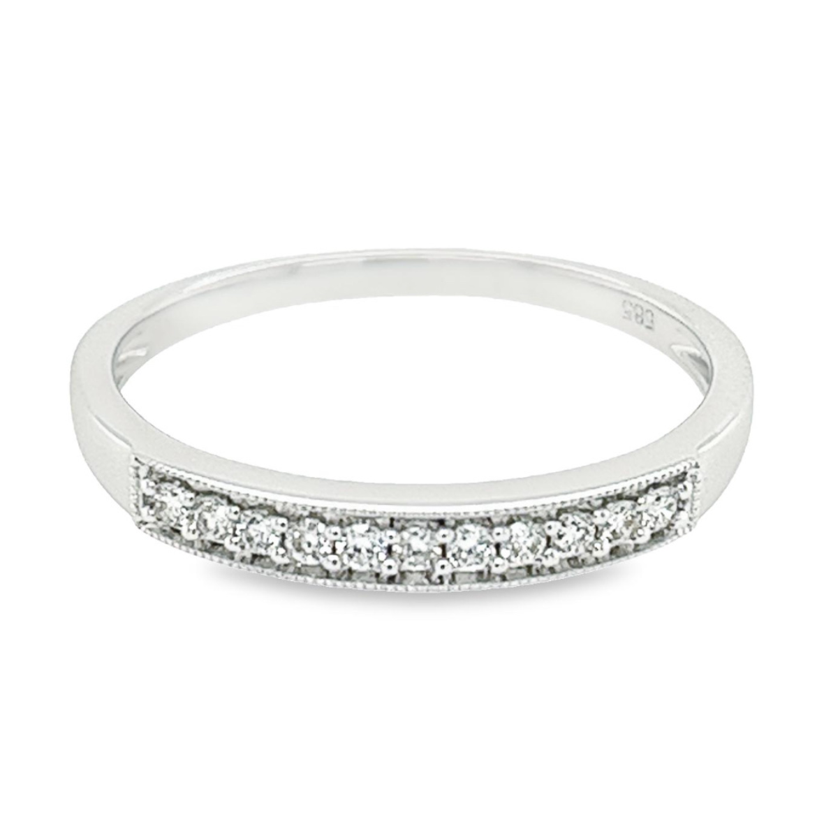 Deze witgouden rij ring heeft een werkelijk schitterende uitstraling. De meerdere briljant geslepen diamanten zorgen voor deze prachtige schittering. Het totaal karaat gewicht is 0,12 en de briljanten zijn van mooie kwaliteit met zuiverheid SI1 en kleur White Wesselton. De zetpoten zijn van bovenaf witgoud van kleur waardoor de briljant schittering extra mooi wit van kleur is. Een rij ring met diamant is een schitterend sieraad wat ontzettend goed te combineren valt met andere sieraden.
