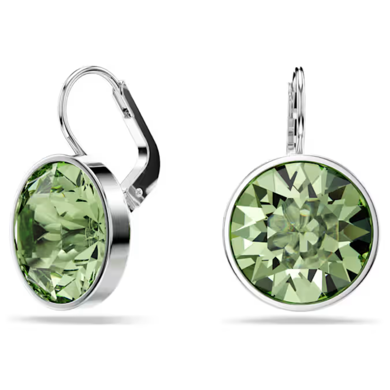 Geef uw outfit elke dag een kleuraccent met deze betoverende oorstekers. De sieraden met rhodium toplaag komen tot leven dankzij een groen kristal in Round-slijpvorm voor een vrolijke uitstraling. Deze oorbellen zijn een perfecte keuze om overdag en ’s avonds te dragen en kunnen worden gecombineerd met een bijpassende groene hanger.