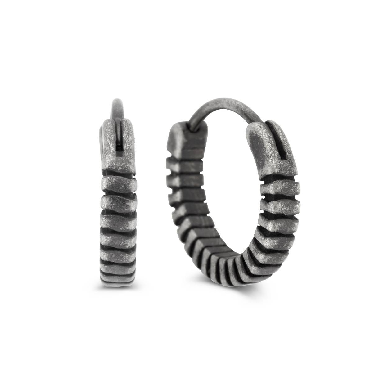 Schitterende stalen oorringen van het merk Frank 1967. De oorringen hebben een vintage uitstraling en passen bij iedere look. Perfect te mixen en matchen met de andere schitterende sieraden van Frank 1967.