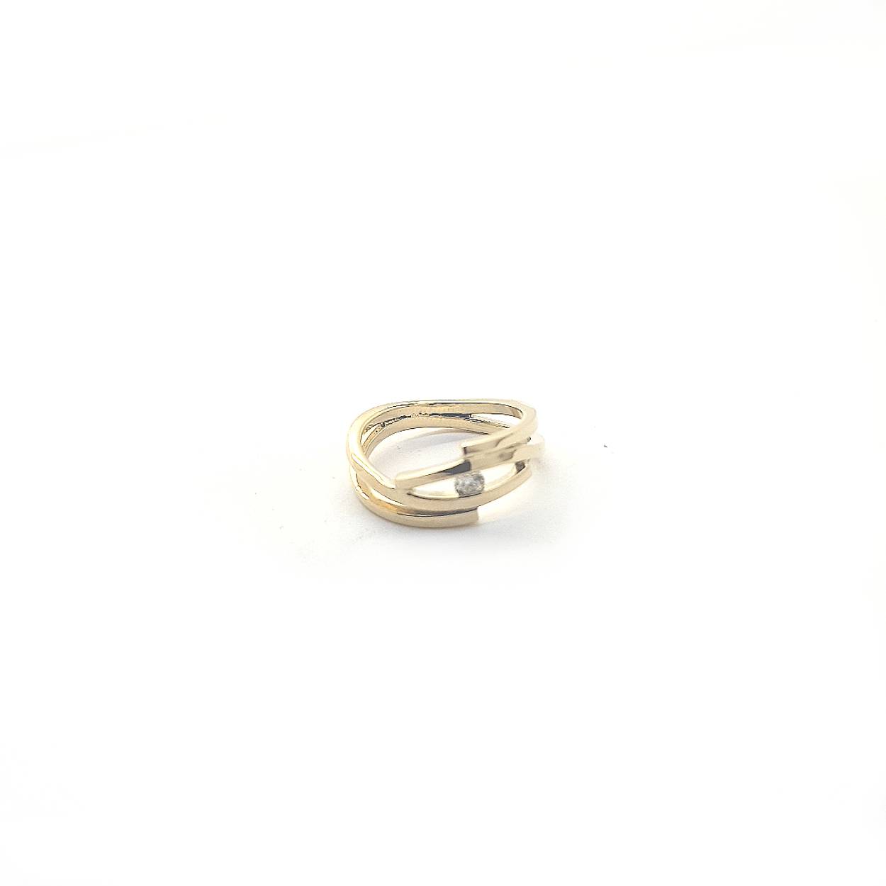 De schitterende ring die versmolten is uit 2 ringen die samen 1 worden, is het perfecte cadeau voor jouw geliefde. Deze gouden ring bestaat uit 2 verschillende delen die elkaar omarmen met in het midden een diamant. Bij deze ring hoort een bijpassende hanger en oorknoppen die samen perfect te dragen zijn. Dit simplistische design zorgt ervoor dat je deze prachtige set bij elke look kan dragen waardoor het gelijk je favoriete sieraad zal worden.

Wil jij jouw geliefde verrassen met deze prachtige ring?

Maak een afspraak en kom deze prachtige ring passen! Of bestel haar gelijk, dan sturen we deze mooi verpakt naar je toe.
