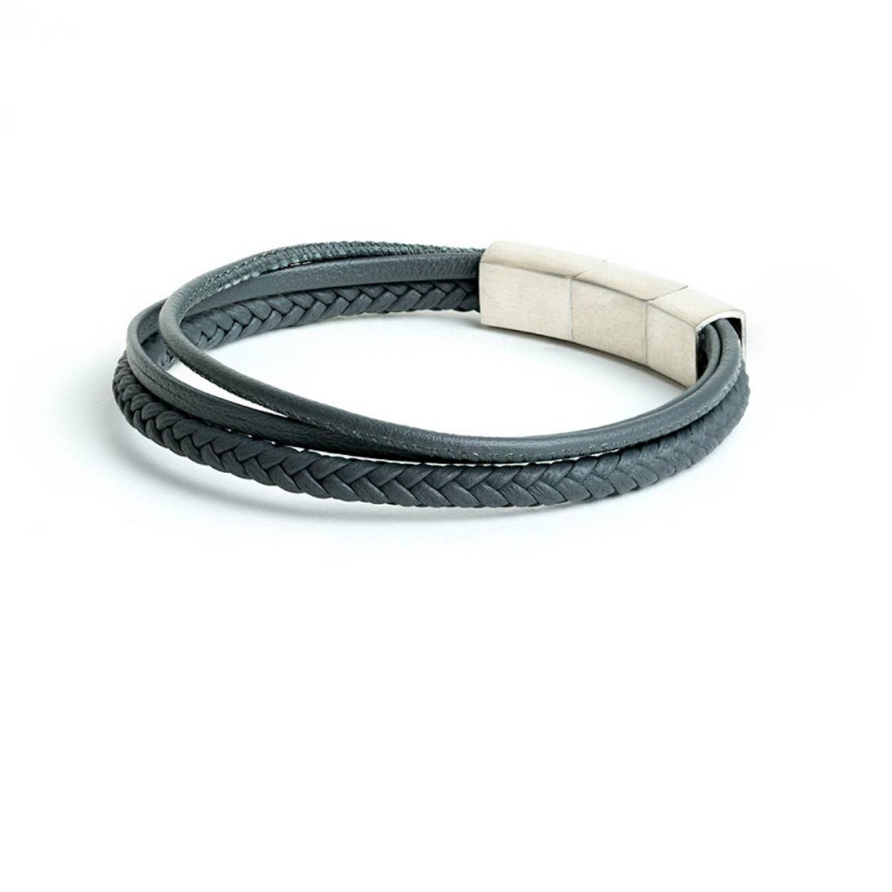 De Arte Grey armband is volledig gemaakt van hoogwaardig Italiaans nappaleer en gepolijste zilveren roestvrijstalen elementen. Het Italiaanse leer is ongelooflijk soepel en zacht op je huid. Hij is afgewerkt met een roestvrijstalen sluiting en is verkrijgbaar in de maten XXS t/m XXL