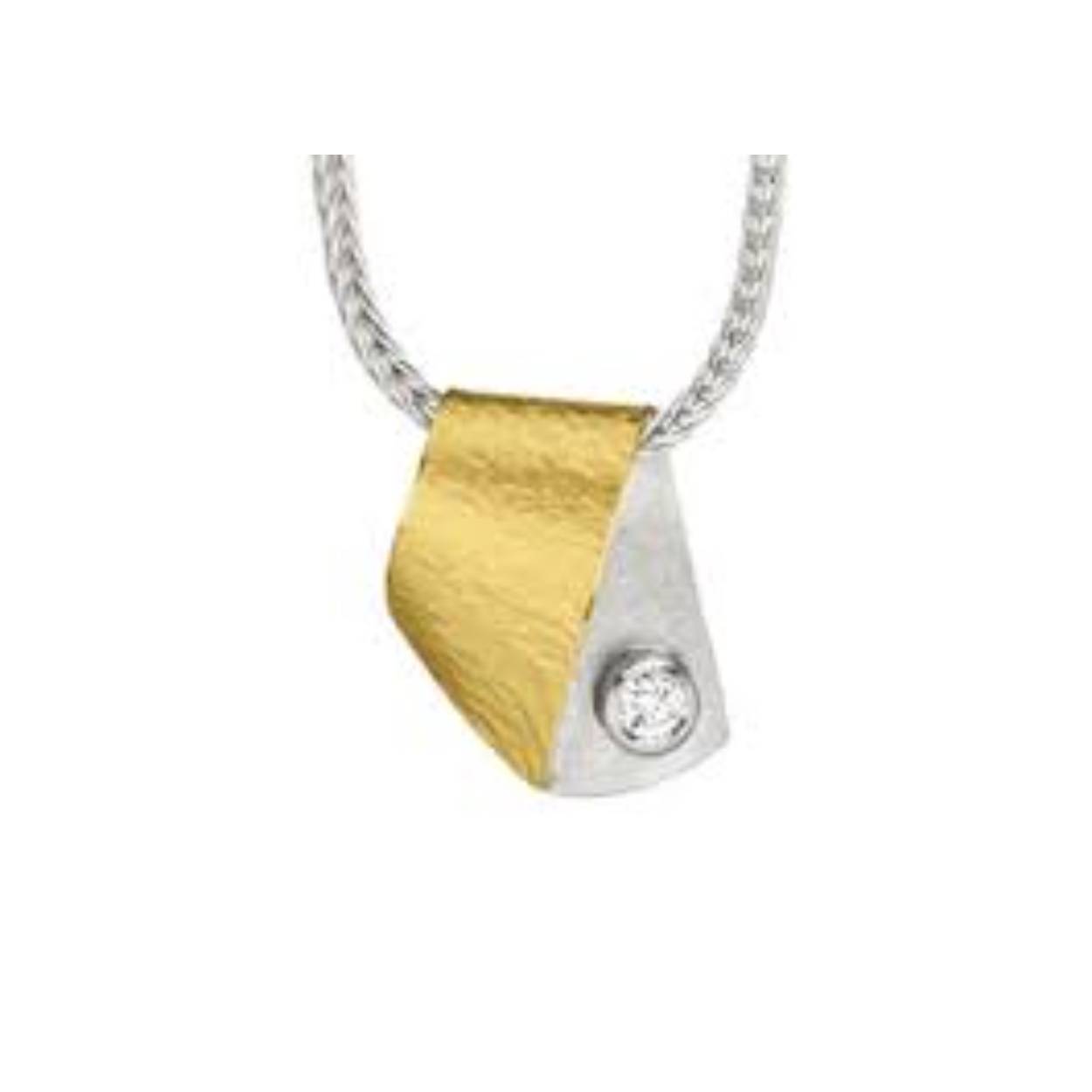 Een prachtig Design Collier van het merk MANU. Dit Collier is gemaakt van zilver met een 22krt plaat goud erop gesoldeerd. In de hanger is een briljant gezet van 0,03 crt