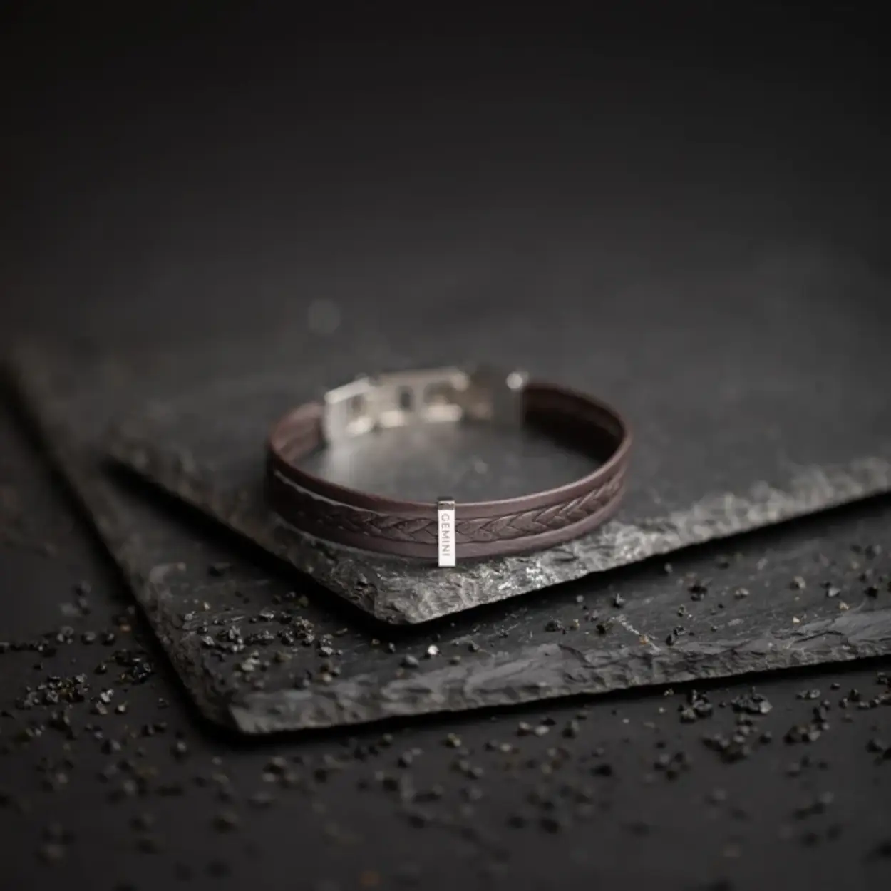 Deze Ter Brown armband is volledig gemaakt van hoogwaardig bruin Italiaans nappaleer en verzilverde roestvrijstalen elementen. Het italiaanse leer is ongelooflijk soepel en zacht op je huid.
