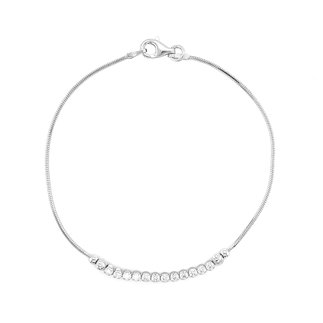Deze 925 zilveren armband is ontzettend leuk. De armband is slang geschakeld met aan de bovenzijde een rij met briljant geslepen zirkonia stenen. Dit sieraad is voorzien van een rhodium laag, dit zorgt ervoor dat de kleur langer mooi blijft. Lengte van de armband is 19cm.