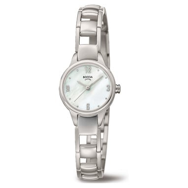 Boccia Titanium 3277-01
Dit dameshorloge van Boccia Titanium heeft een nette uitstraling. De zilverkleurige titanium horlogekast zorgt voor een stijlvolle look en de witte wijzerplaat maakt het horloge chique. Het horloge heeft een ronde kast met een diameter van 22mm, een mineraalglas en is 3ATM. Combineer dit prachtige exemplaar met de andere sieraden van Boccia Titanium voor een complete look. Aan de titanium kast zit een titanium schakelband.

HET MERK
Boccia Titanium is het titanium merk van Nederland, dat zijn oorsprong in Duitsland vindt en is opgericht in het jaar 1992. Ontwikkeld door internationale ontwerpers. Alle titanium componenten van de BOCCIA TITANIUM collectie zijn gemaakt van 99,7% puur titanium; het bijzondere materiaal. Het is licht in gewicht, neemt de temperatuur van de huid aan en is zeer huidvriendelijk. Bovendien is het corrosie- en temperatuurbestendig.

SPECIFICATIES
- Mineraal glas
- Ronde titanium horlogekast, Ø 22mm
- Titanium schakelband
- Witte wijzerplaat
- 3ATM (Regen- & spatwaterdicht)