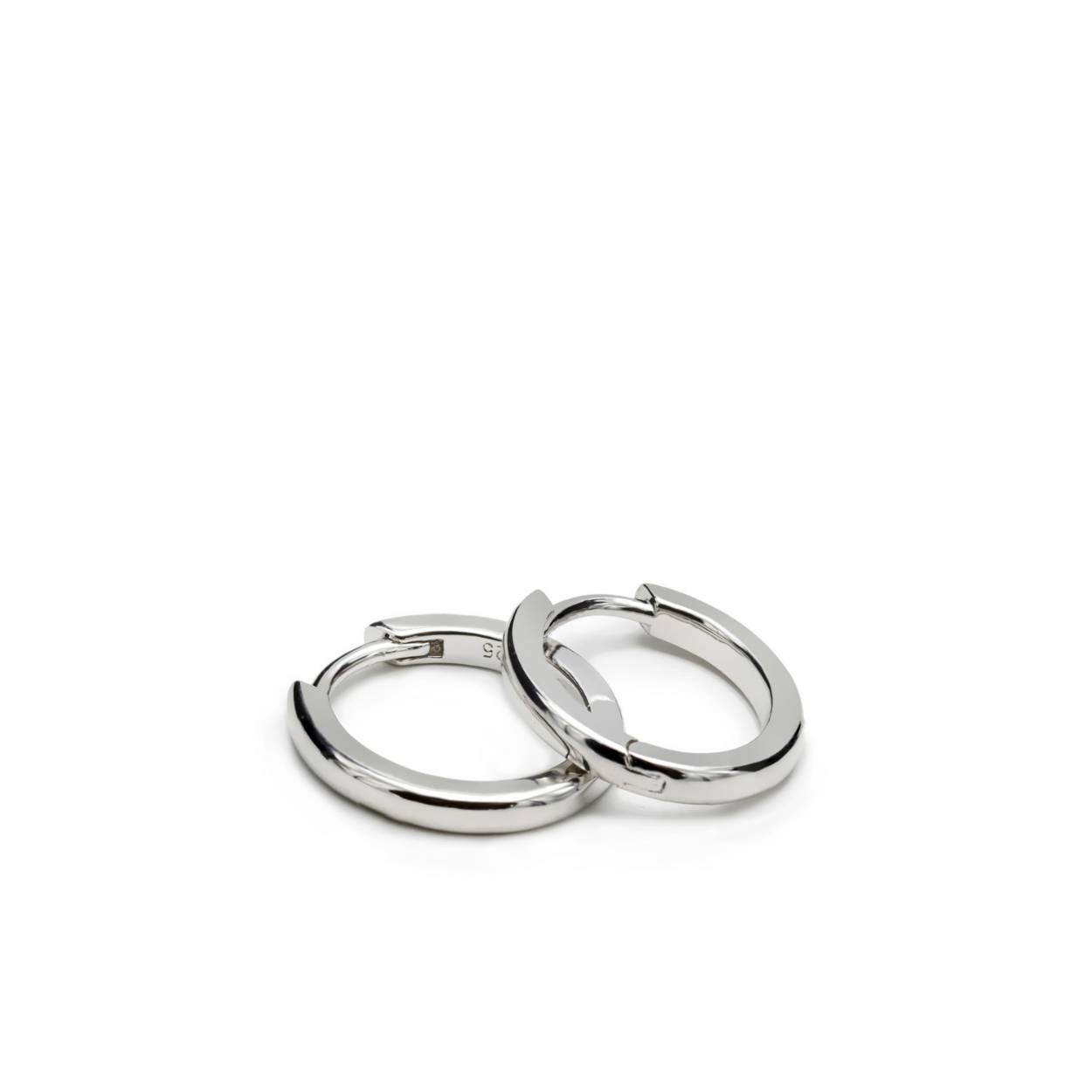 Small silver hoop earrings oval design. A simple design, ideal to complement your everyday looks and also with your most elegant looks. Small silver hoop earrings in oval shape. Perfect to combine with other jewelry from our collection, you will fall in love with them!