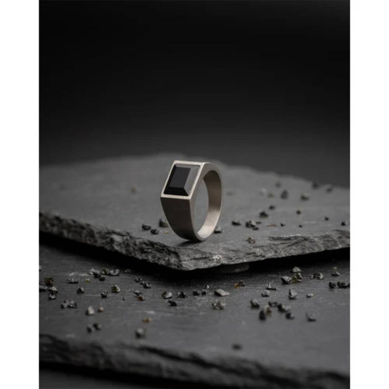 De Credo Silver Black ring bestaat uit titanium en is afgewerkt met een custom zwarte Agaat steen. Agaat is een beschermende steen die voornamelijk voorkomt in de VS en Mexico. Zijn energie zou zorgen voor meer stabiliteit en rust.

Waarom hebben we voor titanium gekozen?
- Het is vederlicht
- Het is supersterk
- Het is een exclusief materiaal dat ook wordt gebruikt in raceauto's, motorboten en ruimtevaart

De ring heeft een comfortabele pasvorm en is zeer comfortabel om te dragen. Door het lichtgewicht titanium draag je deze ring zonder problemen dag in dag uit.

De naam 'Credo' is afgeleid van het Latijn en betekent 'ergens in geloven'. Waar geloof jij heilig in? Neem deze ring mee op je verste avonturen en draag hem zorgeloos bij alles wat je doet.