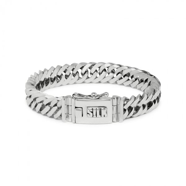 De zilveren Linked 115 armband is het kleinste zusje van de populaire bredere Linked collection schakel banden. De in elkaar gevlochten gourmet schakels zijn van massief zilver en komen samen in een stevig bakslotje. Deze armband valt erg soepel om de pols. Het is een smalle armband die mooi combineert met de 120 ring uit deze serie, welke exact dezelfde structuur heeft. De armband wordt in een mooie luxe geschenkverpakking verpakt.