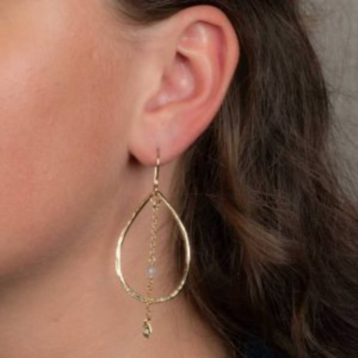 Oorbellen gemaakt van zilver verguld met daaraan een slinger met Labradoriet. De oorbellen zijn asymmetrisch, aan de ene oorbel hangt een slinger met 1 steen en aan de andere 3 stenen. Dit maakt het sieraad uniek en speels! Combineer deze oorbellen met een mooi collier, een ring en armband voor een complete look!