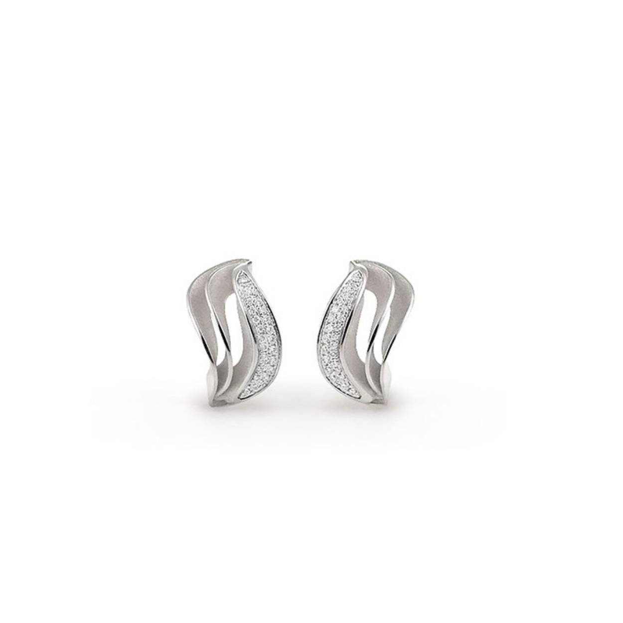 18krt witgouden oorsieraden met diamant 0,15crt uit de Velaa Pavé Collectie van Annamaria Cammilli. De kleur van de oorsieraden zijn white ice gold. Niet alleen wit goud, maar wit als ijs, puur als sneeuw, de lichtst mogelijke schaduw.