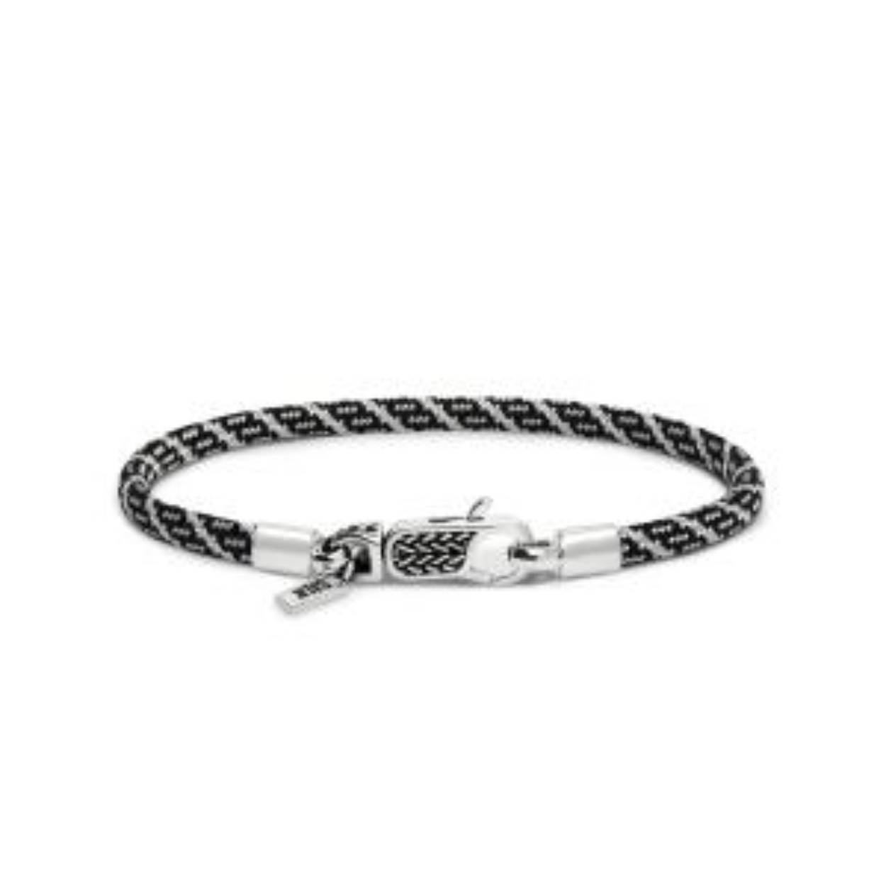 De nieuwste toevoeging aan de SILK collectie zijn de Azure, Emerald en Terra paracord armbanden, ontworpen met een luxe zilveren karabijnsluiting. Deze diepgekleurde armbandjes voegen stijl en kleur toe aan je arm en zijn verkrijgbaar in twee varianten: een met charm en een zonder charm.

De sterke, duurzame paracord armbanden zijn in verschillende lengte maten verkrijgbaar. Deze collectie is ontworpen om kleur toe te voegen aan je zilverstack. Door de paracord armbanden te combineren met andere sieraden creëer je een kleurrijk en speels geheel.