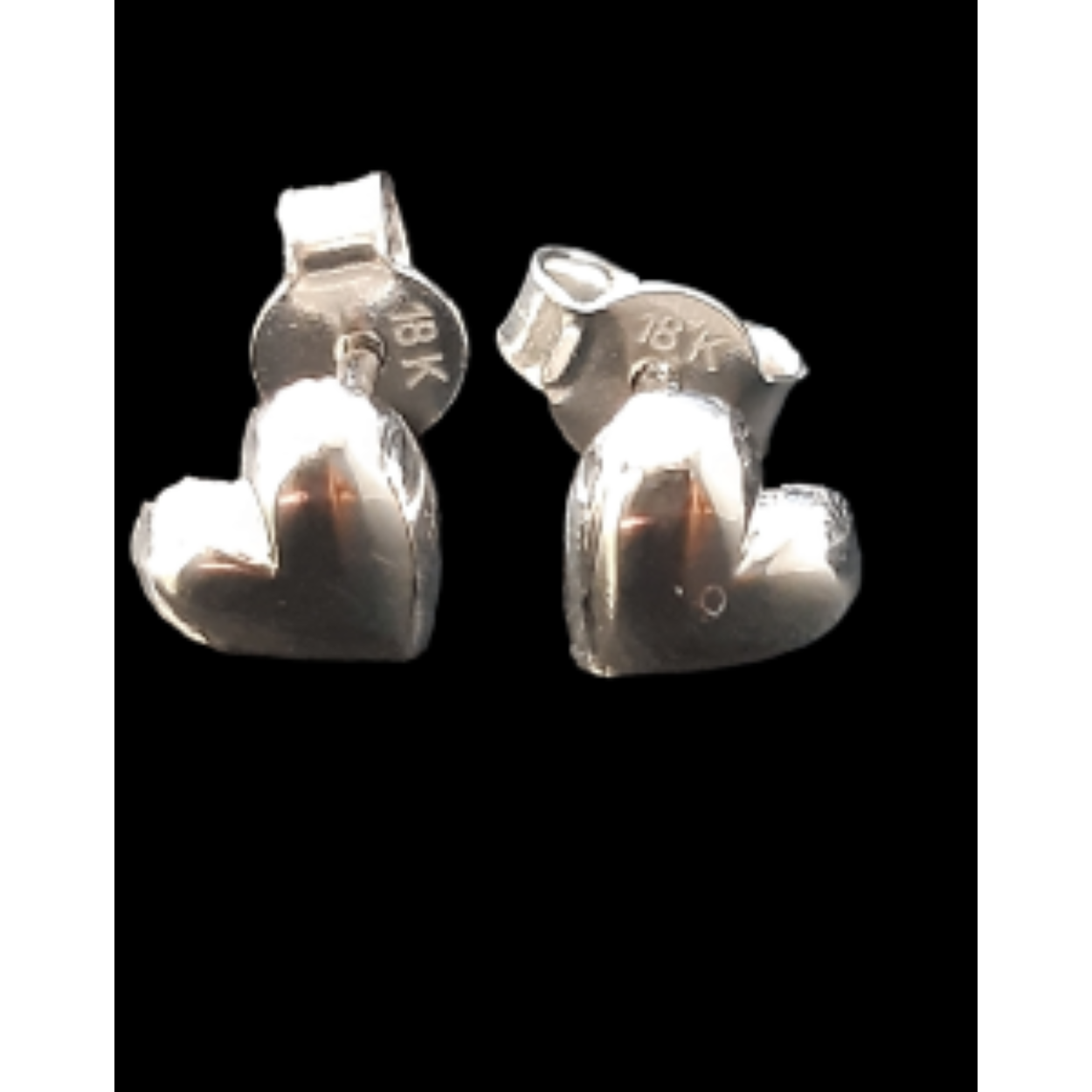 Product Code: BREA-0002527. Deze prachtige oorknoppen zijn vervaardigd uit 18-karaats goud en hebben een glanzende afwerking. Met een breedte van 6 mm stralen ze verfijning uit en de witte kleur voegt een vleugje elegantie toe. Ideaal voor dagelijks gebruik of speciale gelegenheden; combineer ze met een stijlvolle outfit voor een verfijnde look.