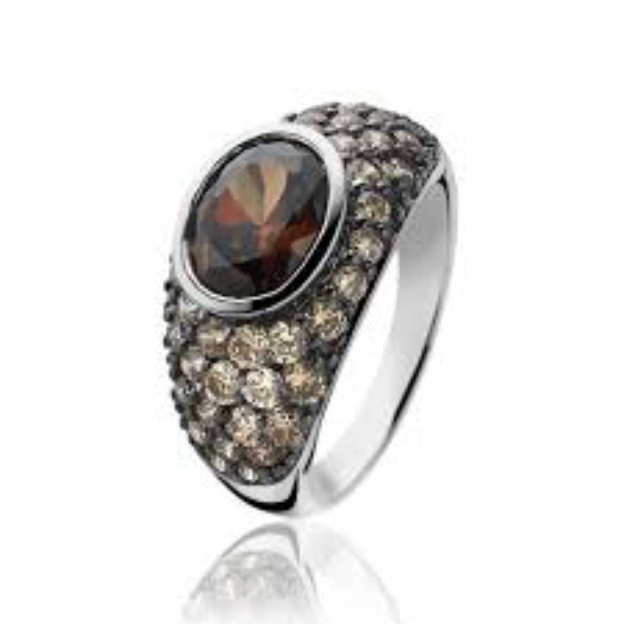 Zilveren ring met campagne kleurige zirkonia's.