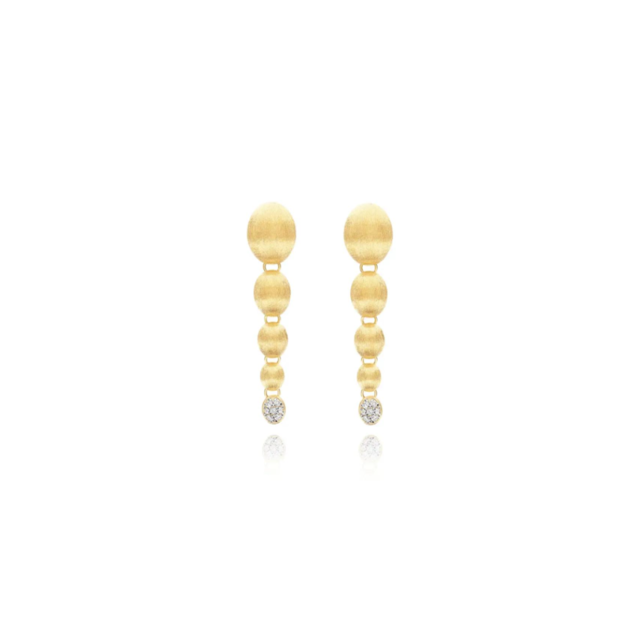 Elegante 18-karaats gouden boules, met de hand gegraveerd met ambachtelijke wijsheid, jagen elkaar na in deze eigentijdse oorbellen, bekroond met een druppel diamanten.