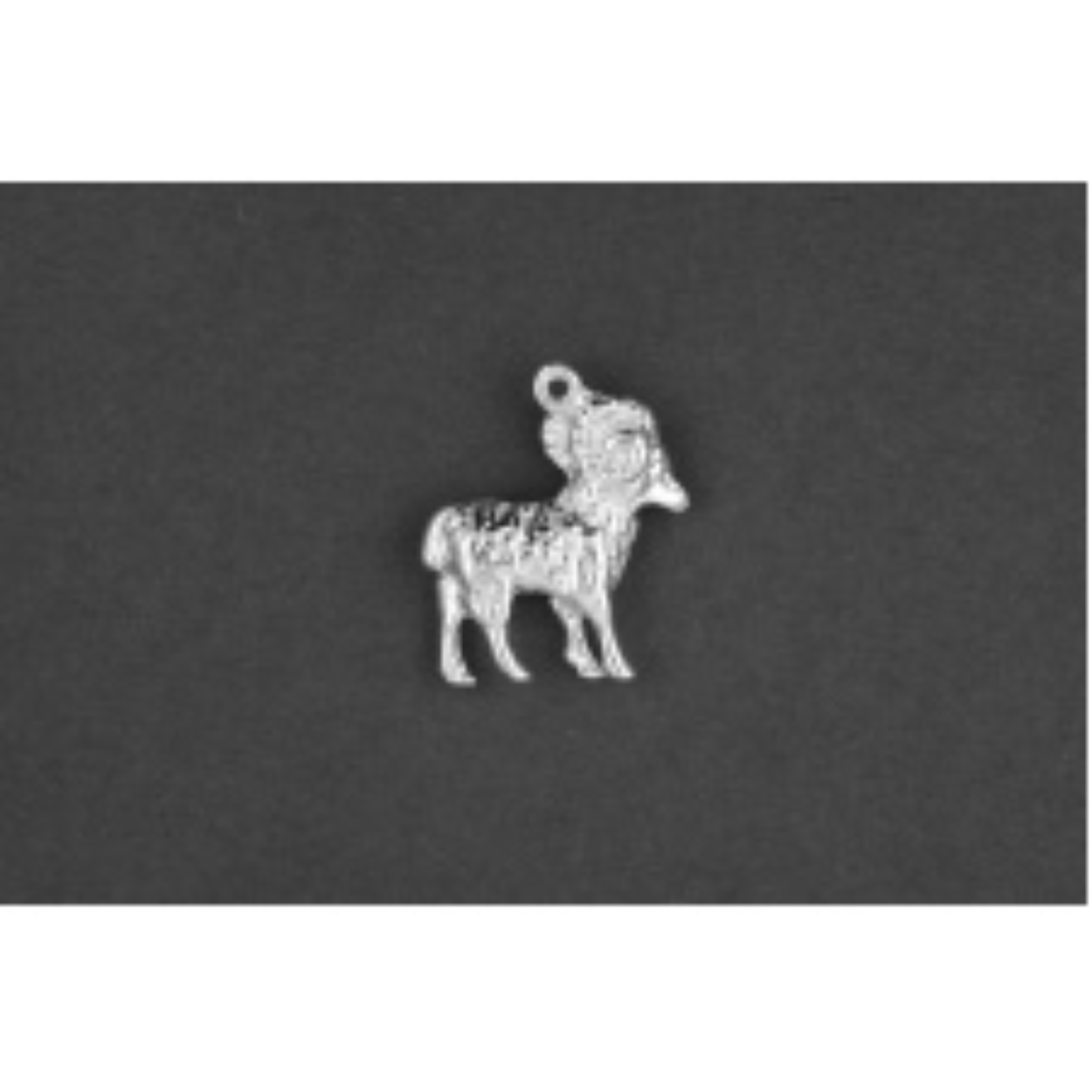 De Ram Sterrenbeeld hanger modelnummer 402233Z is een verfijnd sieraad uit de "Jewel" categorie. Het weegt 4,37 gram en is gemaakt van zilver, waardoor het een tijdloze zilverkleurige uitstraling heeft. Draag deze hanger aan een ketting voor een stijlvolle en persoonlijke touch die jouw sterrenbeeld elegant benadrukt. Perfect voor elke gelegenheid!