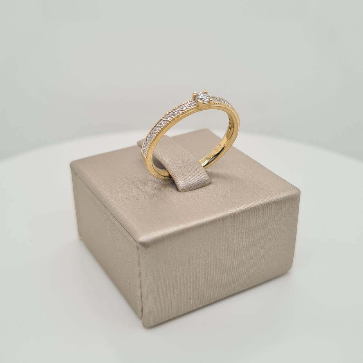 Prachtige 14krt gouden ring met diamant, 0.16crt. 

De maat van de ring is 54 (17 1/4), heeft u interesse in een andere maat? Neem dan contact met ons op