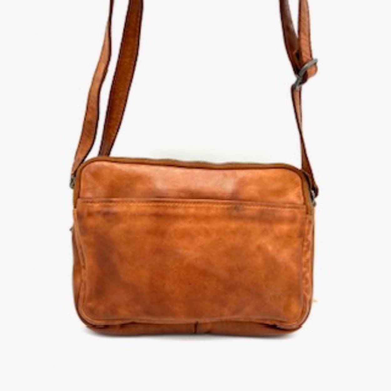 Deze BearDesign crossover in Cognac heeft een verstelbare schouderriem, twee ruime compartimenten en handige ritsvakken voor extra opbergruimte. Het is gemaakt van hoogwaardig leer en heeft een stijlvolle uitstraling. Draag de tas crossbody voor een trendy look of gebruik de tas als clutch voor een chique uitstraling. Een veelzijdige en tijdloze toevoeging aan jouw tassencollectie!
Handig tasje voor iemand die van veel ritsen houd. Drie topritsen, een lange verstelbare schouderband, achter ritsvak en een rits aan de voorkant maken deze tas compleet.

Afmetingen:
Hoogte 18cm x breed 24cm x diep 6cm