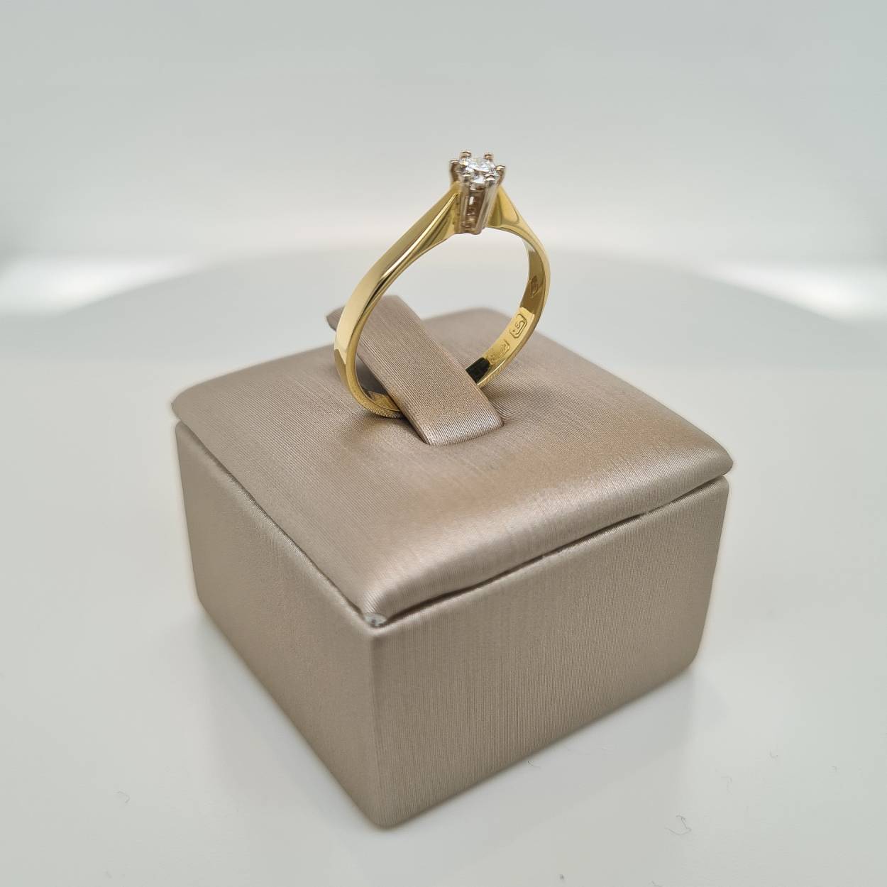 Prachtige 14krt gouden solitaire ring met diamant, 0,11crt VSi/G. 

De maat van de ring is 55 (17,5). Heeft u een andere maat, neem dan gerust contact met ons op.
