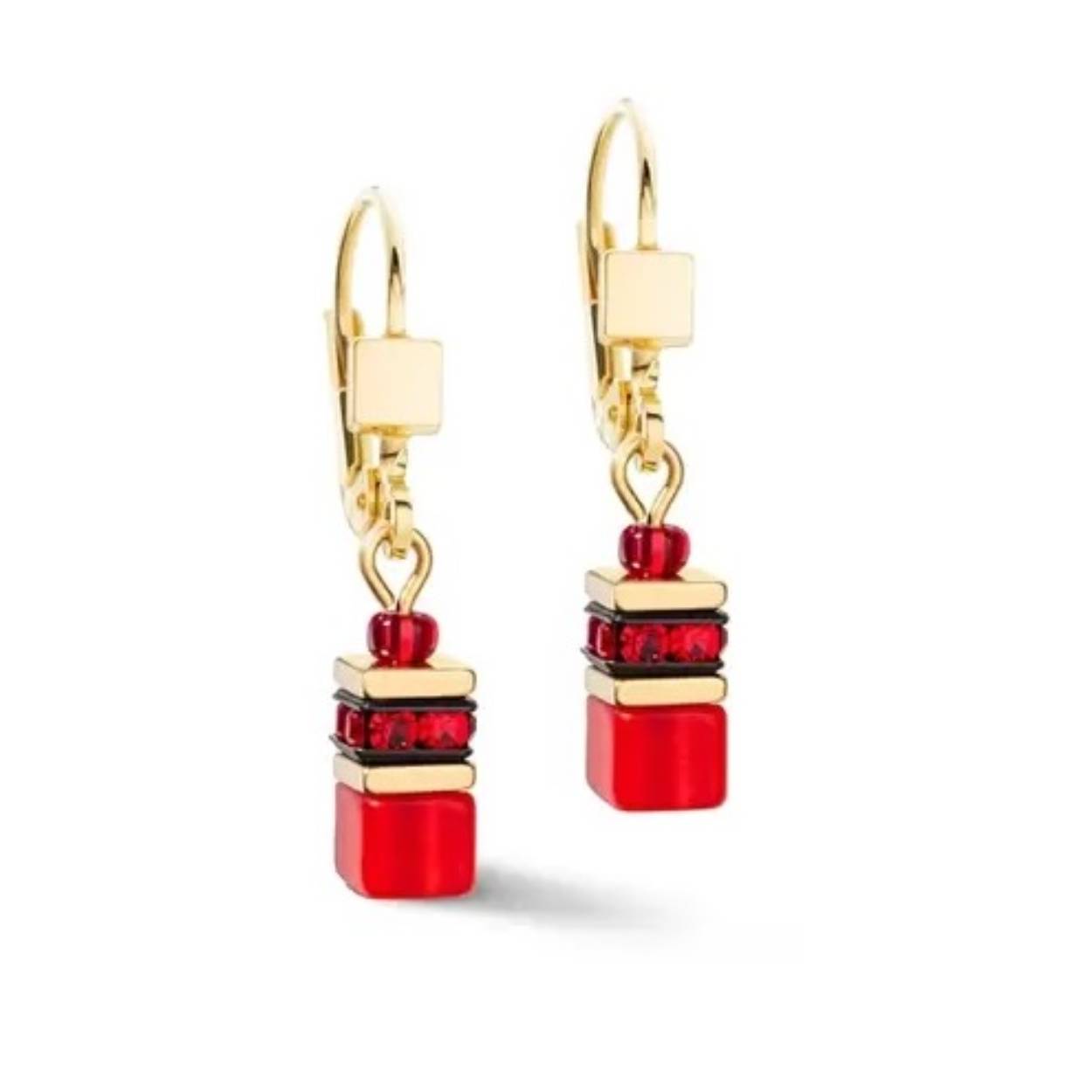 De GeoCUBE® Iconic Lite oorbellen in rood en goud zijn het perfecte accessoire voor elke dag. Hun delicate kubusontwerp voegt een subtiele elegantie toe aan je look die prachtig past bij de bijpassende ketting. Draag ze om een ​​subtiele maar stijlvolle touch aan je outfit te geven en je dag op een bijzondere manier op te fleuren.