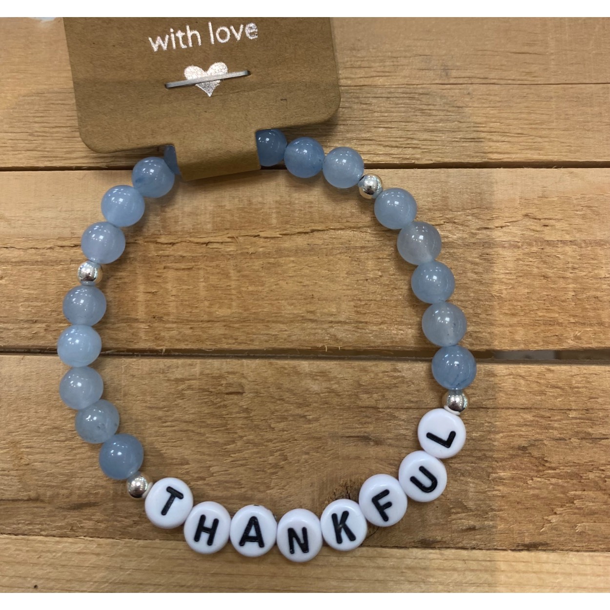 FOY: focus on You . Lief armbandje met natuurstenen en zilveren balletjes.( blauwe agaat) en een positieve tekst, om jezelf of een ander er aan te herinneren dat je belangrijk bent.

