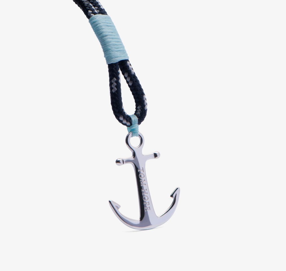 Onder invloed van het zuidelijkste puntje van Zweden combineert The Ice Blue onze tijdloze blauwe trimlijn met felblauw bindgaren - een prachtige mix van klassiek en modern. De Ice Blue is handgemaakt tot in de perfectie met een massief sterling zilveren anker.

Uniseks
Handgemaakt
Puur Sterling zilver
Nikkel- en loodvrij
XS = 15-16.5cm