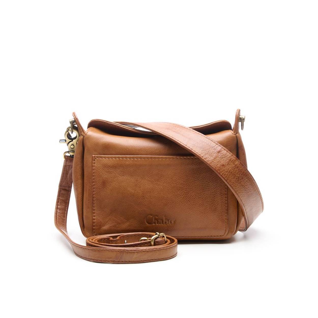 Ben jij op zoek naar een kleine schoudertas voor dames, gemaakt van stevig leer? Dan is de Lucy Small Shoulder Bag, met plooien aan de zijkant, dé tas voor jou! De voorkant van de kleine damesschoudertas heeft een groot insteekvak en sluit via een soepele flap met magneetsluitingen. De binnenkant van de tas heeft een ritssluiting, om je kostbare bezittingen veilig te houden. Aan de binnenkant vind je extra vakken, waarvan één met een rits. De kleine leren schoudertas is gemaakt van stevig leer en wordt geleverd met een korte, brede schouderband én een extra lange, verstelbare band. 