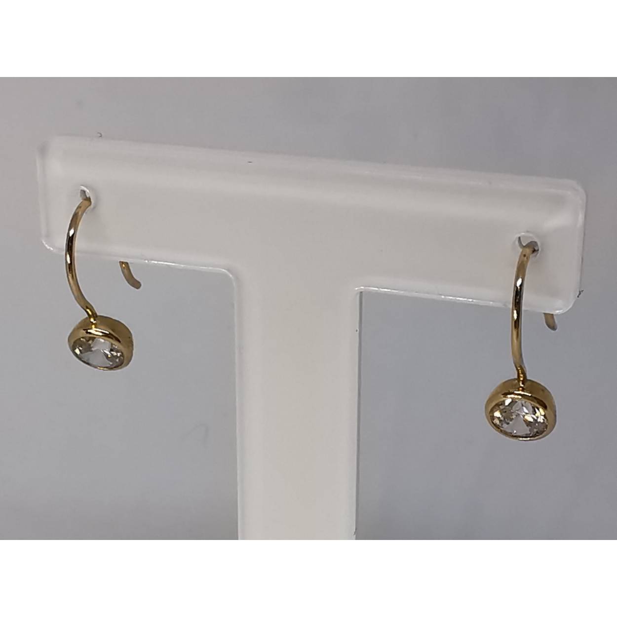 14 Karaat geel gouden oorhangers met zirkonia gezet in kastzetting.
Diameter zirkonia: 4mm.