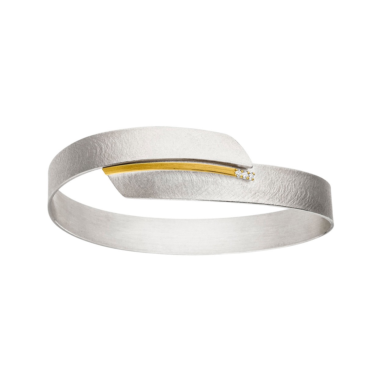 De handgemaakte design sieraden van MANU zijn stuk voor stuk iconen waarmee de drager zijn persoon onderstreept. Een bijzondere edelmetalen en contrastrijke combinaties kenmerken MANU.