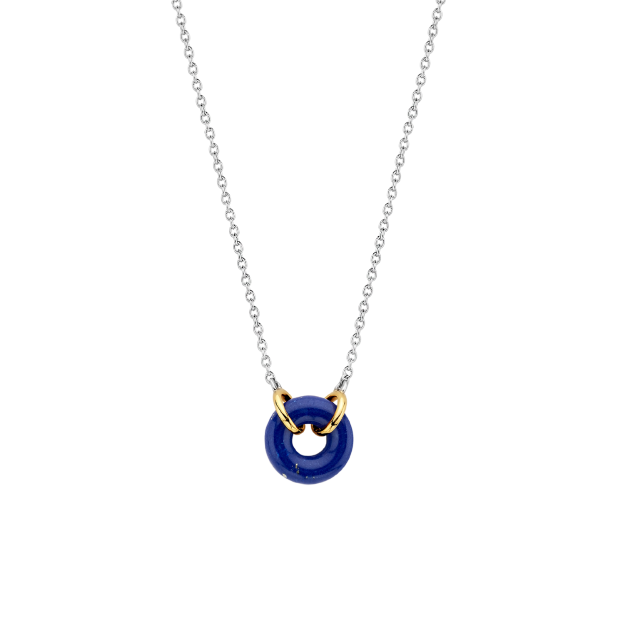 Het pronkstuk van deze TI SENTO - Milano zilveren ketting 3971BL/42 is de lapis blauwe steen in het midden, omhuld door een sierlijke gold-plated zetting. De ketting is vervaardigd uit 925 sterling zilver. De ronde vorm maakt het een artistiek geheel en de kleur weerspiegelt de donkerblauwe tinten van een hemel in de nacht. Met dit juweel zul je schitteren, altijd en overal. De extra veilige sluiting is speciaal ontworpen zodat het altijd bij je blijft. De lengte van de ketting is 42 cm.