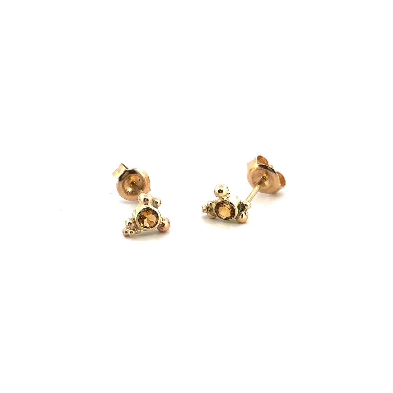 Het minimalistische design zorgt ervoor dat je deze oorstekers bij elke look kunt dragen. De prachtige citrien heeft een diepgele kleur. Door de geelgouden zetting met de kleine bolletjes wordt dit sieraad een eyecatcher van jouw look. Deze oorstekers horen bij een set met hanger en een ring.

Maak een afspraak en kom deze sierlijke oorstekers passen! Of bestel ze gelijk, dan sturen we deze mooi verpakt naar je toe.
