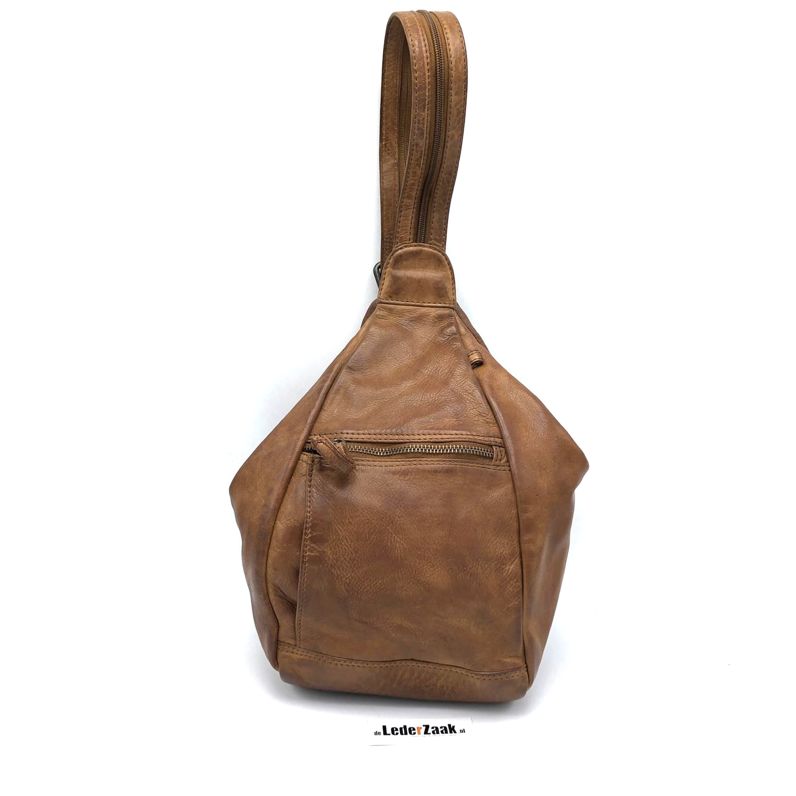 Klein rugtasje dat ook als schoudertas kan worden gedragen. Ritsvakje en telefoonvakje in de tas. Voor en achterzijde voorzien van rits. 
Afmetingen 34 cm hoog 19 cm breed 14 cm diep