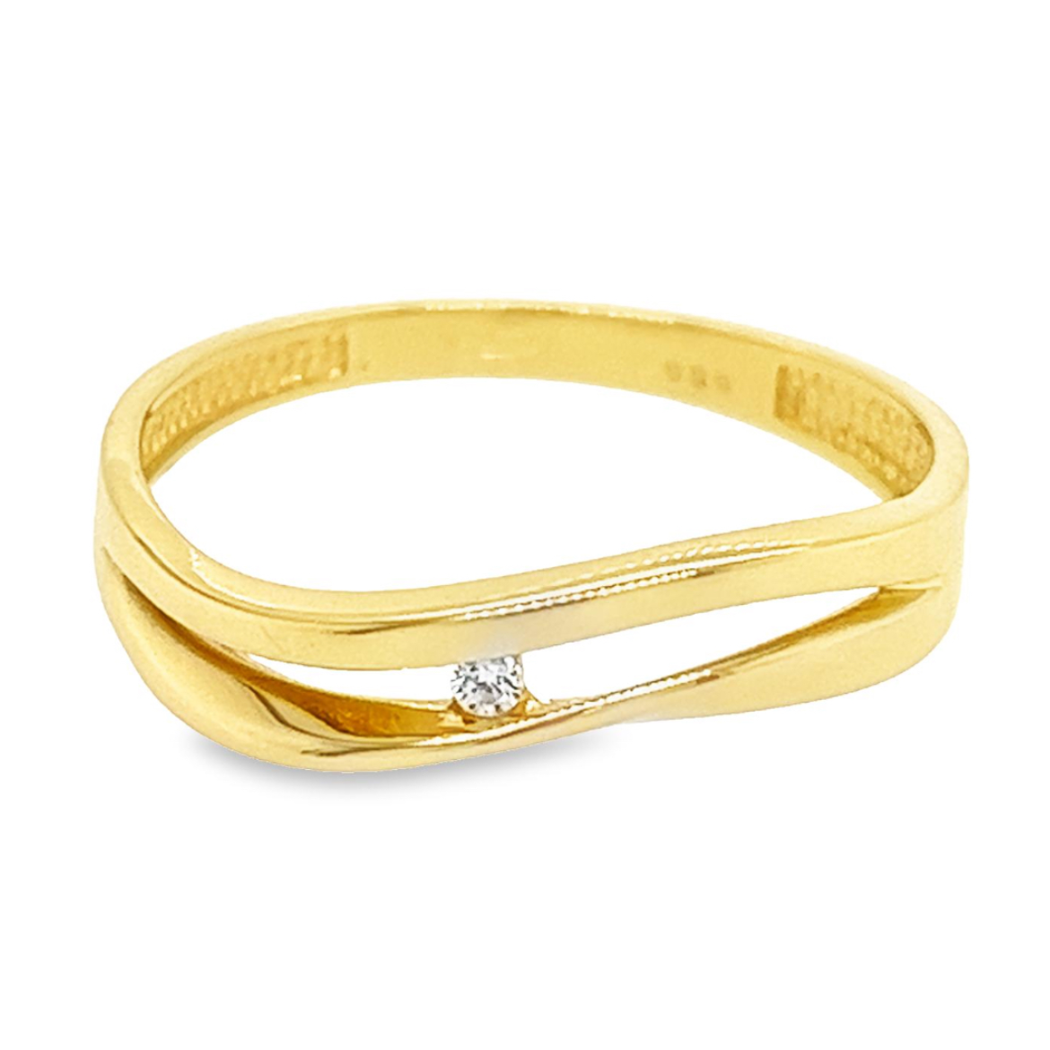 Deze geel gouden ring heeft een fijne en sierlijke uitstraling. Het steentje is een briljant geslepen zirkonia. Deze ring is volledig glad gepolijst en perfect voor iemand die houdt van geelgoud.