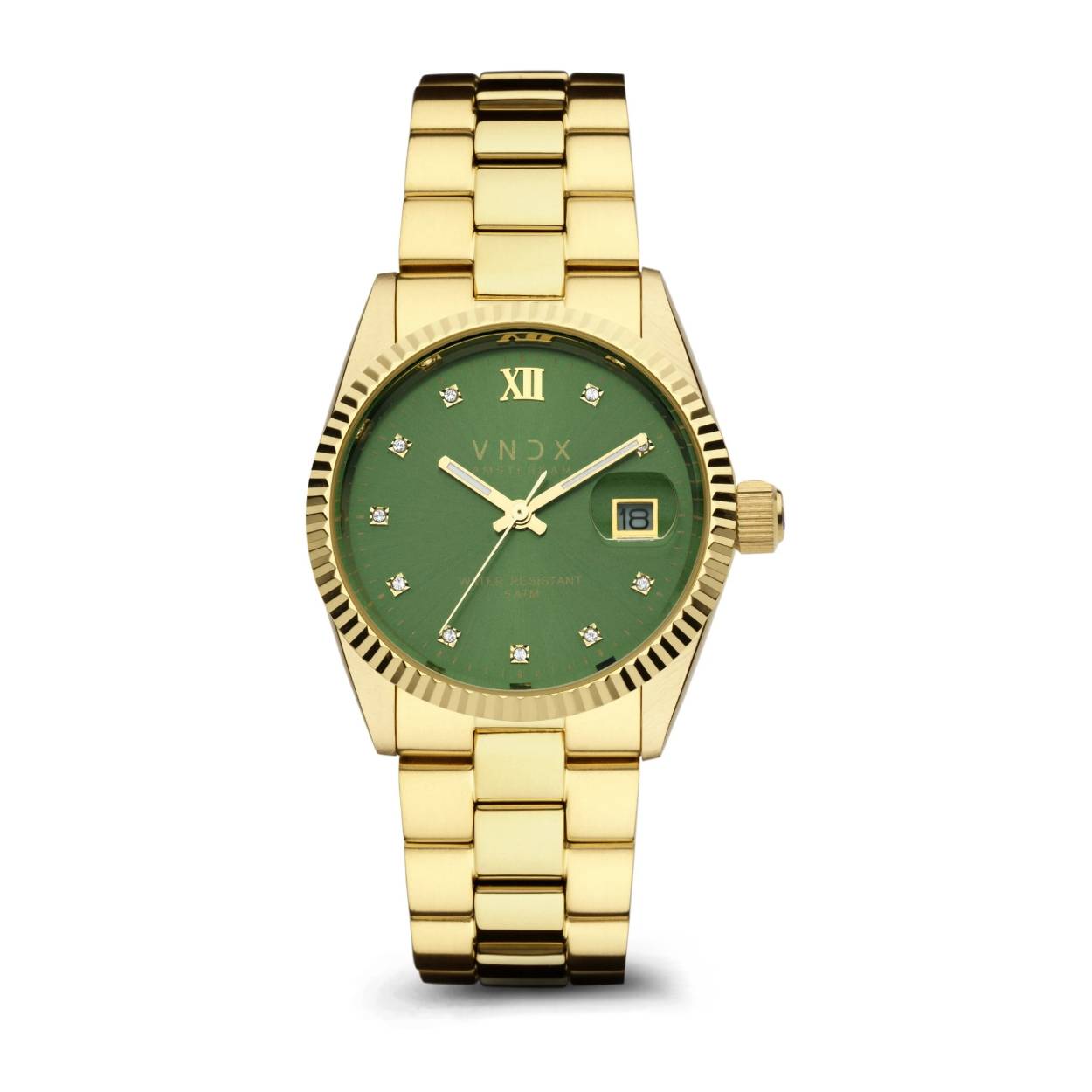 Ga waar je heen wilt, deze Dare Devil zal je brengen. Met dit stijlvolle volledig gouden horloge ben je klaar om de wereld te veroveren. Voel het stevige staal om je pols, en verwonder je over de fijne Swarovski steentjes op de fantastische groene wijzerplaat. The Devil is in the details, ook met dit horloge. Never too late.